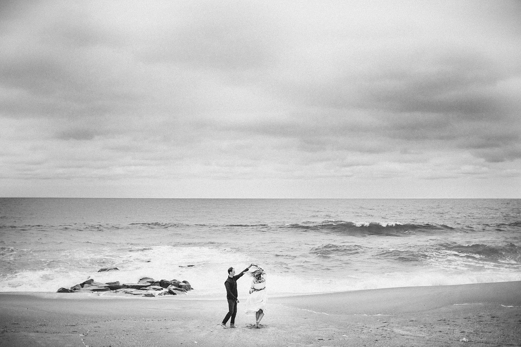 spring-lake-nj-engagement-session-cloudy-day-beach_0001.jpg