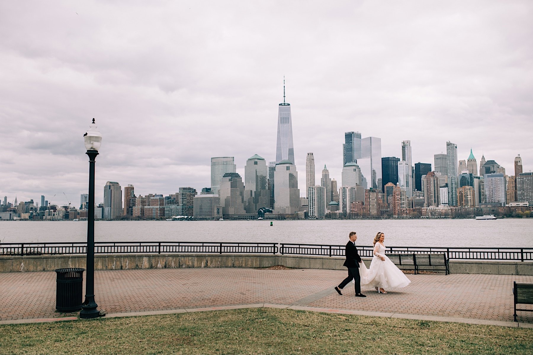 43_nyc skyline first look portraits.jpg