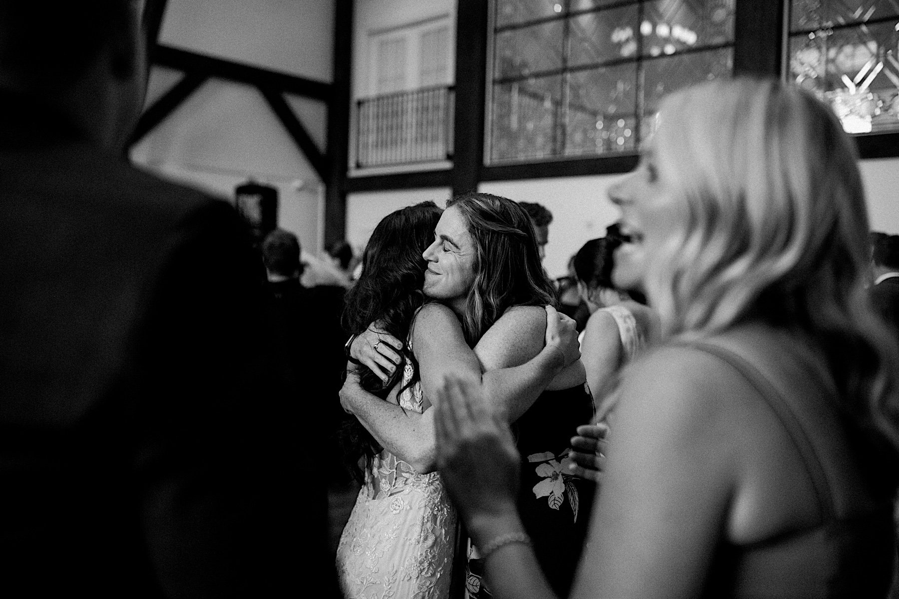 86_hugging friends cross keys estate wedding.jpg