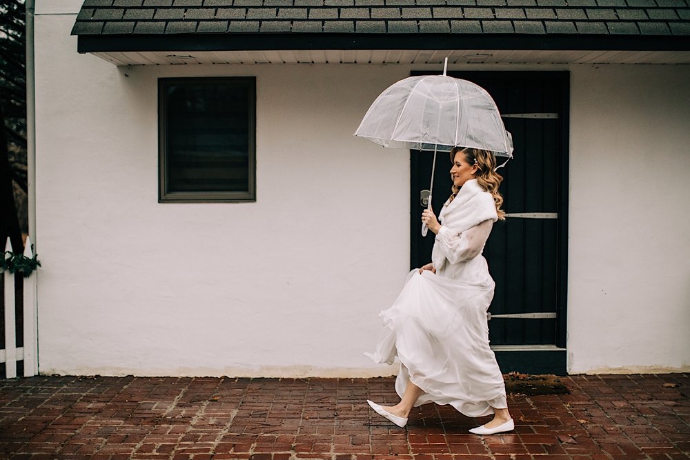 13_rainy wedding day chimney hill estate inn.jpg