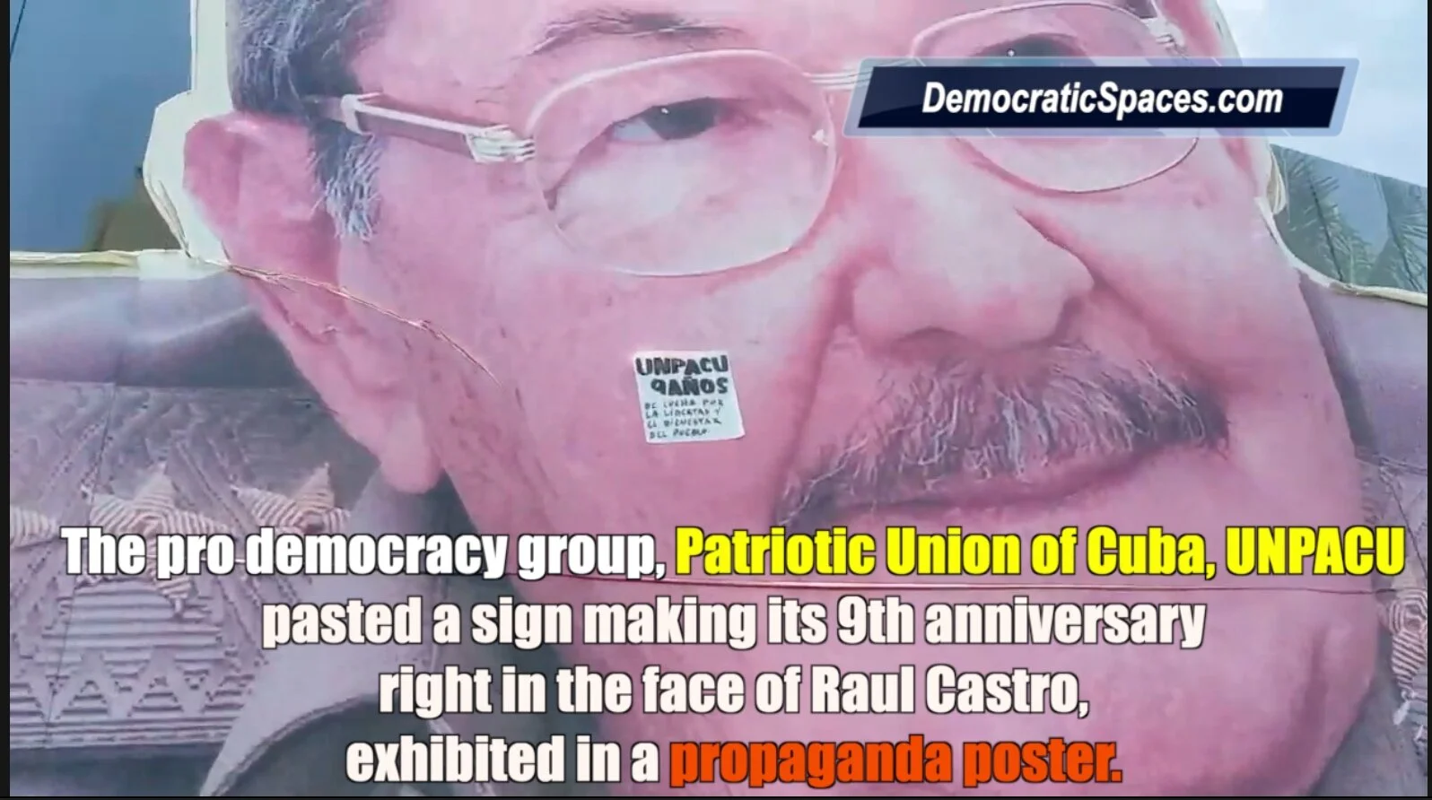 LETRERO DE UNPACU EN ROSTRO DE RAUL CASTRO 