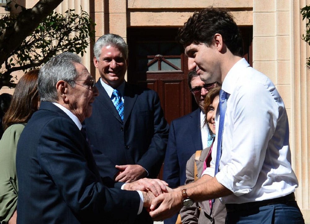 Trudeau shakes hands with Raúl Castro @ Univ of Havana. Nov 2016