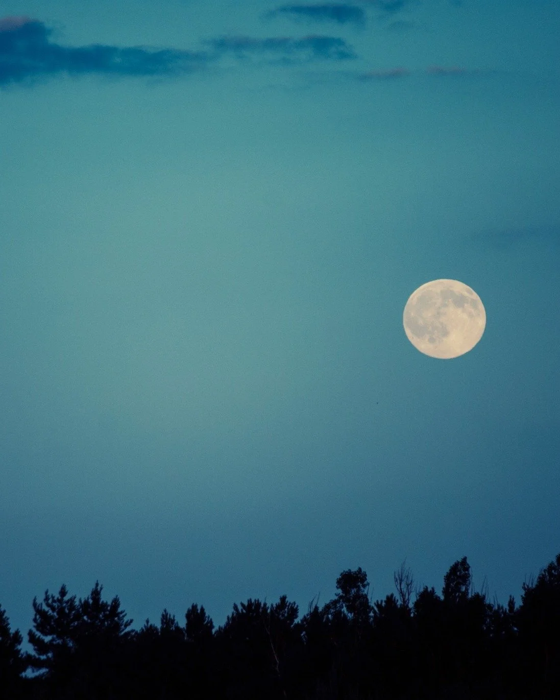 Look out for the full 'Harvest' moon this weekend SoHo Yogis!  This month's full moon will also be joined by Saturn and Neptune, creating a rare planetary trio. Saturn is currently approaching its brightest phase, which will make it visible to the na