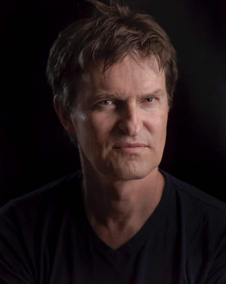 Eric Stitzel >>Kameramann"Meine anfänglich respektvolle Zurückhaltung vor dieser sagenumwobenen und scheinbar so grauenhaften Welt von HR Giger wandelte sich sehr schnell in eine unbändige Neugierde."