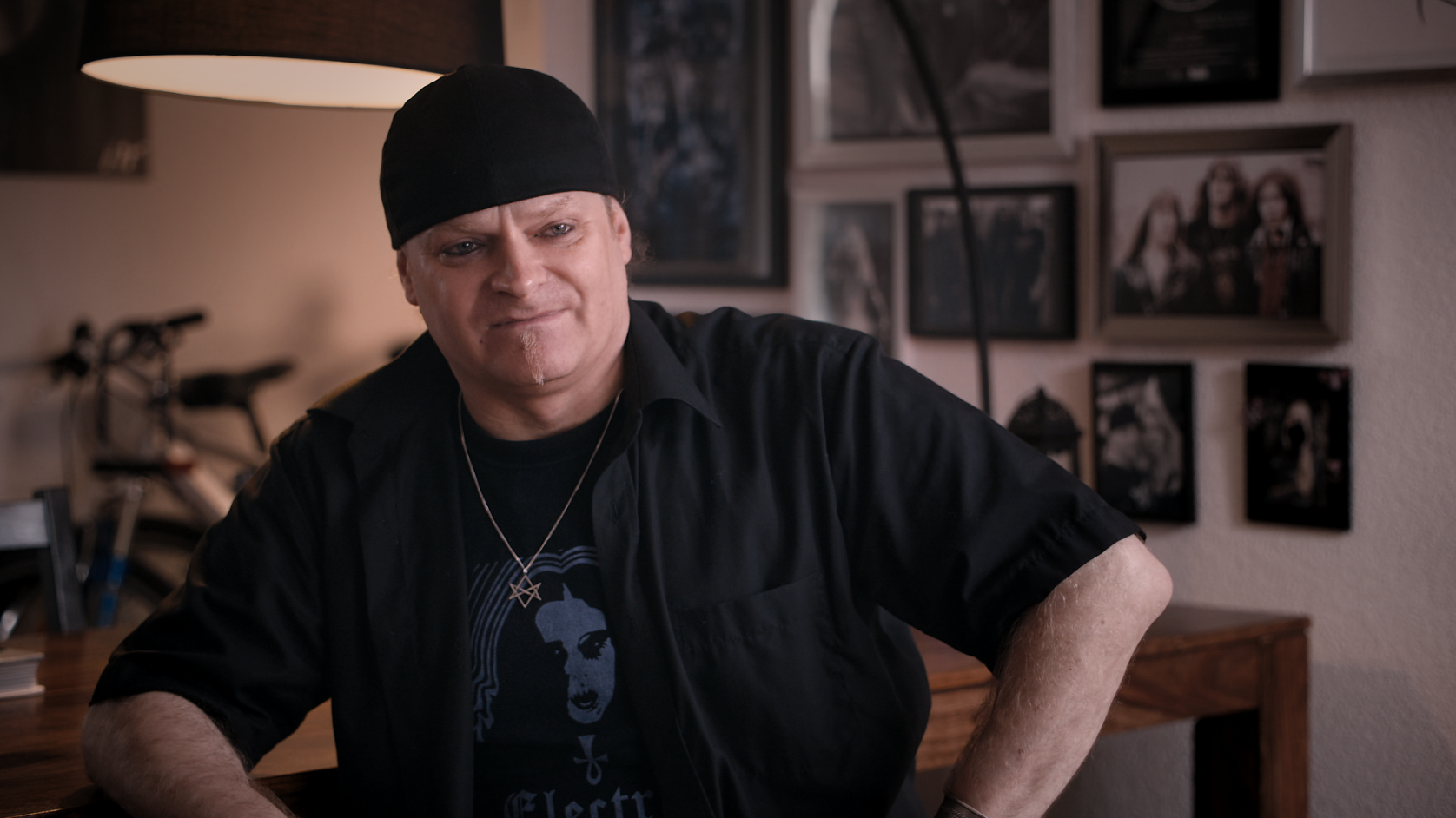 Tom Gabriel Fischer >> * Born in 1963, musician and assistant HR Giger, lives in Zurich "You are speaking to the 50-year-old Tom who appeared in front of 10,000 people and played hundreds of concerts. But I had an extremely difficult youth; I was beaten up every day at school, I grew up with hygienic conditions that shouldn't be described on camera , and had a mother who literally descended into insanity. And this very mother comes and says, it's the phone, a Mr Giger. Unbelievable. It's a moment I will never forget."