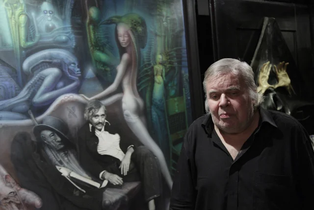 HR Giger vor seinem Werk "Friedrich Kuhn II". Es zeigt seinen Freund, den er noch kurz vor dessen Tod fotografiert hat. Dezember 2011 © Christian Schwarz