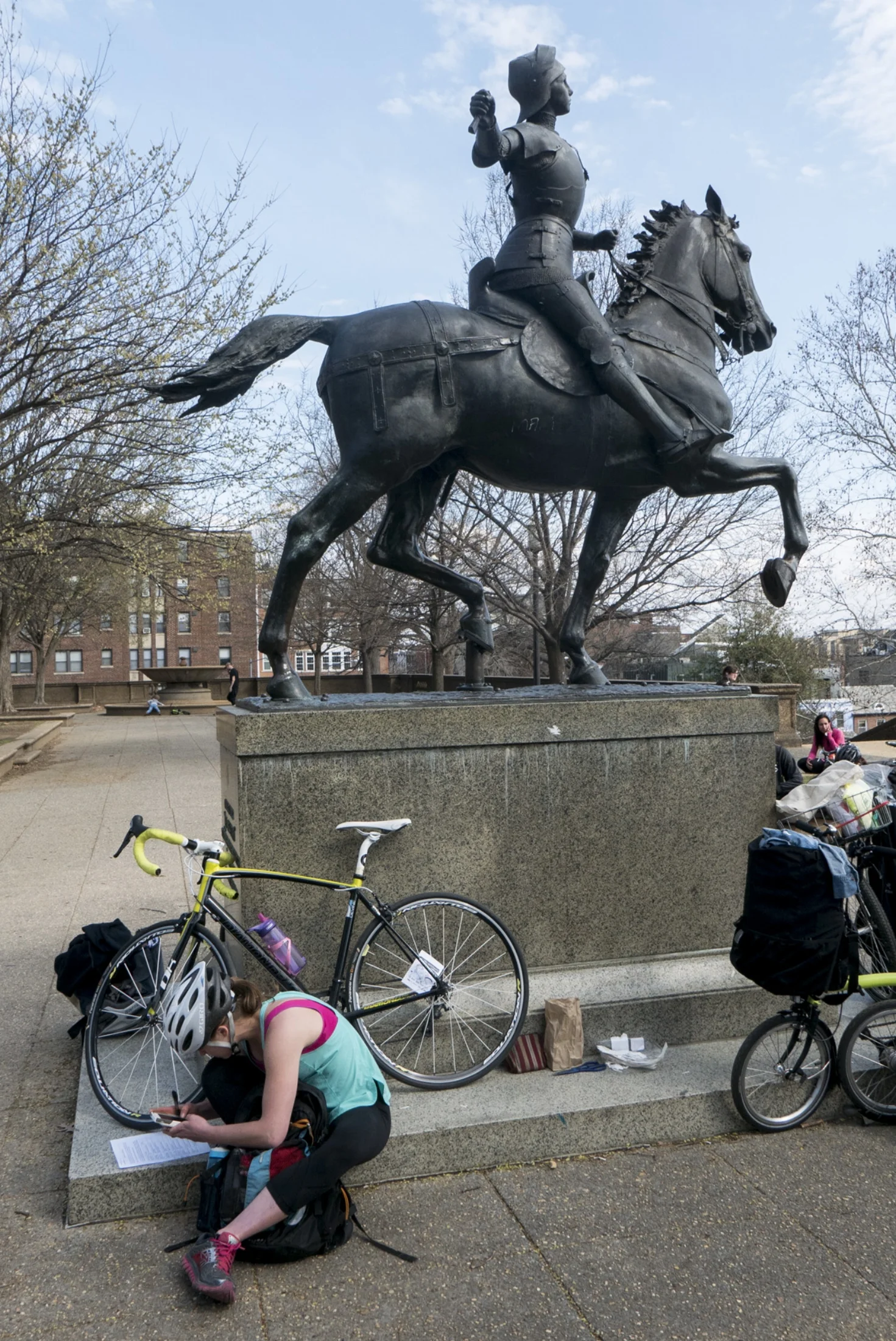 A route is planned beneath Joan of Arc. Alley Cats reward speed and strategy. 