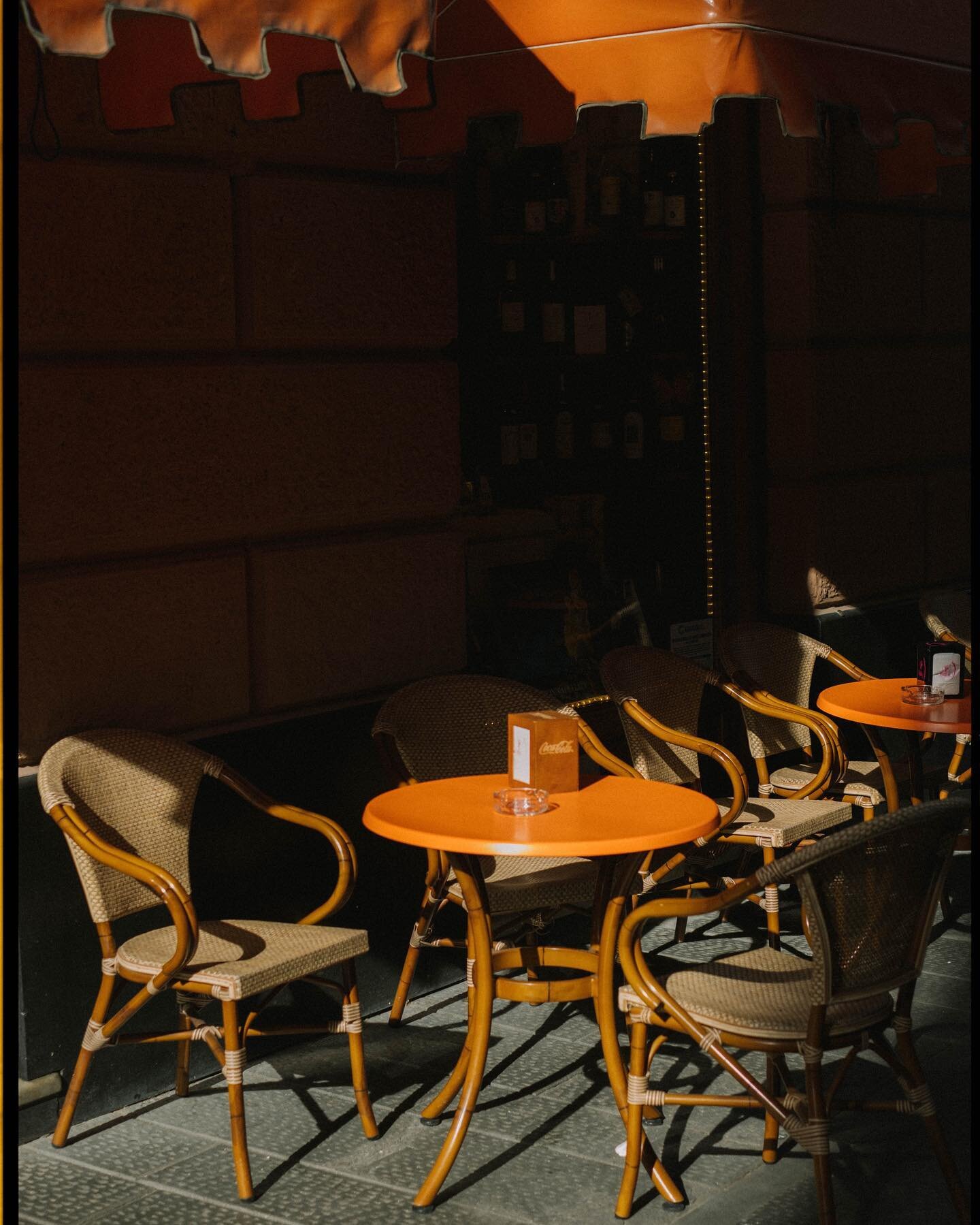 Parte del viaje me pas&eacute; fotografiando peque&ntilde;as cafeter&iacute;as 😂 
Pod&eacute;is ver el resto en mi &uacute;ltimo blog de la web ✨🚐

#niza #france #coffeeshop #streetphotography #fujixpro3