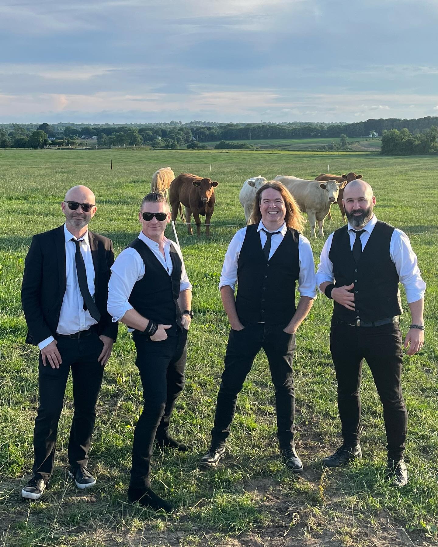 Lovely time on the shoot for the next cover of the farmers Journal! 🐮💚🐄
#weddingsireland #weddingband #welovecows #supportirishfarmers