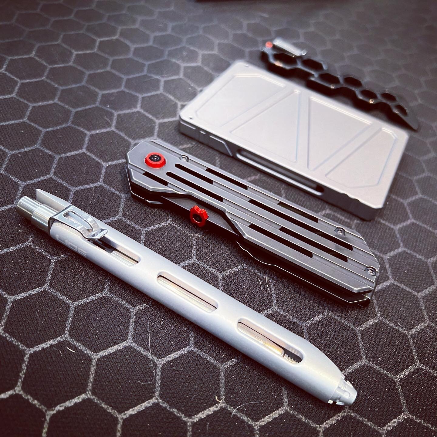 LIOE EDC @sfpenshow : Stealth Pen, XF1, Titan Card Holder, Delta 7 Multi-tool