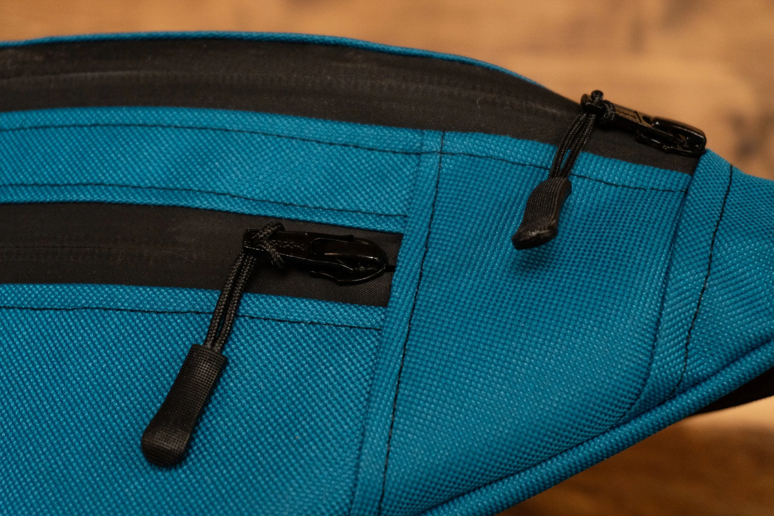 fannypack _aqua zipper.jpg