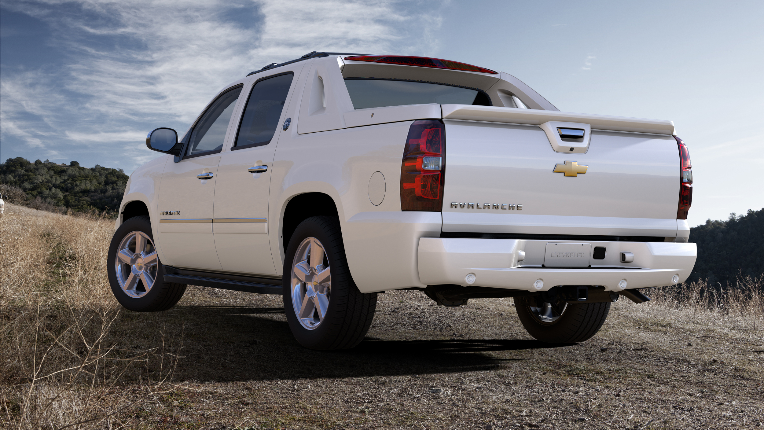 2013_Chevy_Avalanche_White_02.jpg