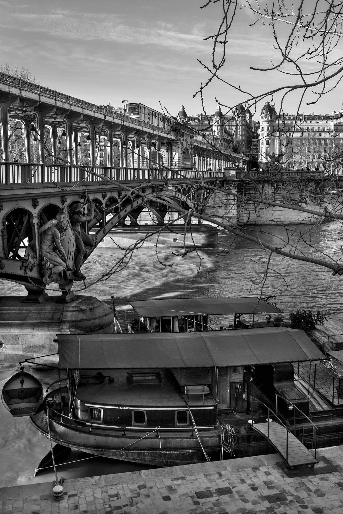 Pont-de-Bir-Hakeim-Paris-2022-Metro-Seine.jpg