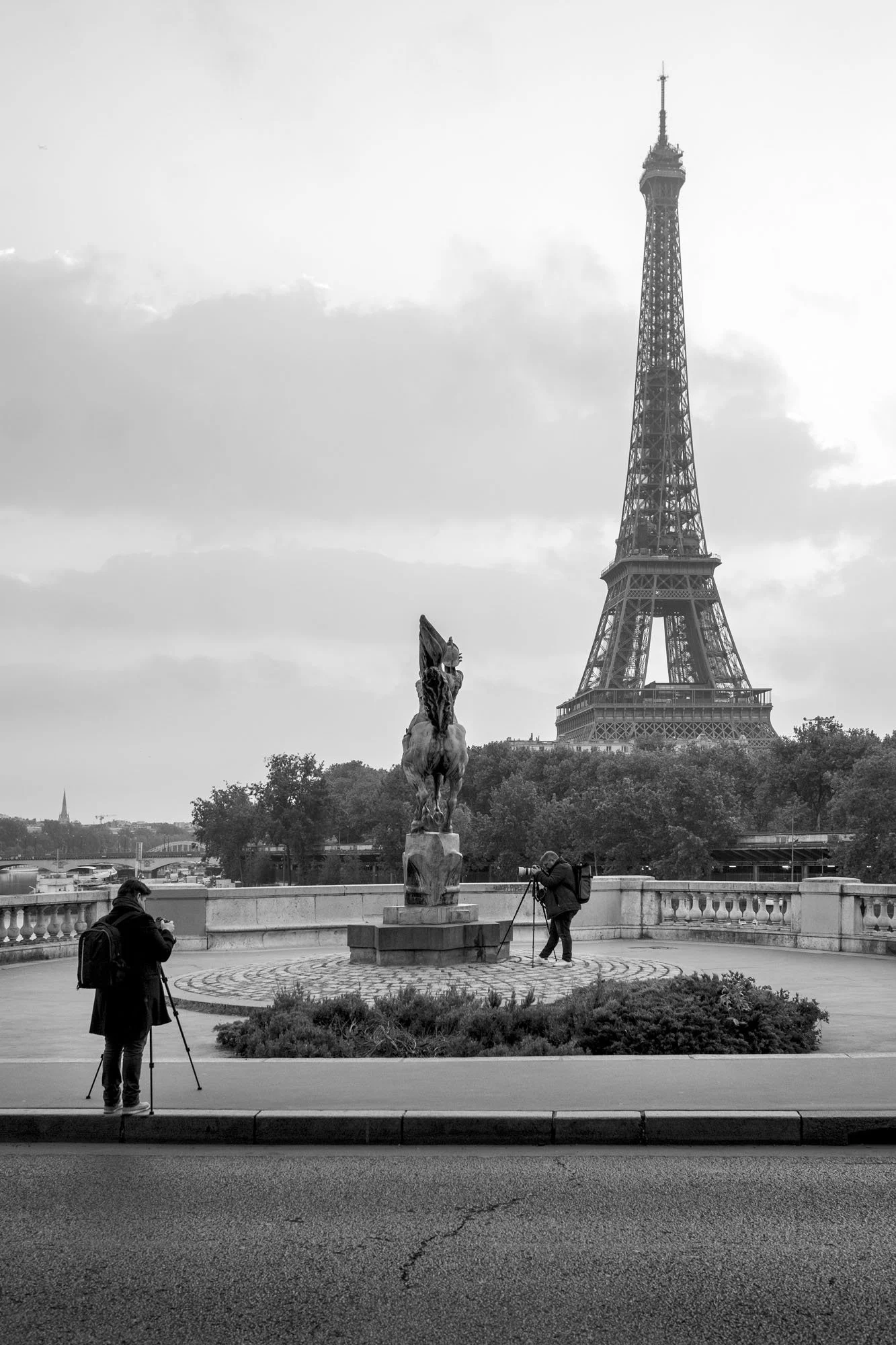  Photographer with a tripod beside the equestrian statue and the Eiffel Tower, Pont de Bir-Hakeim, Paris. Street photograph by Chris Perona. 