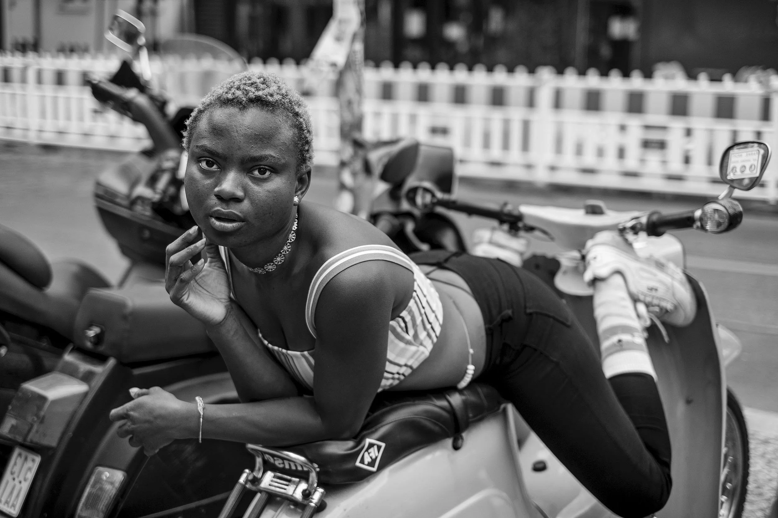 chris-perona-street-portrait-photography-paris(mirror).jpg