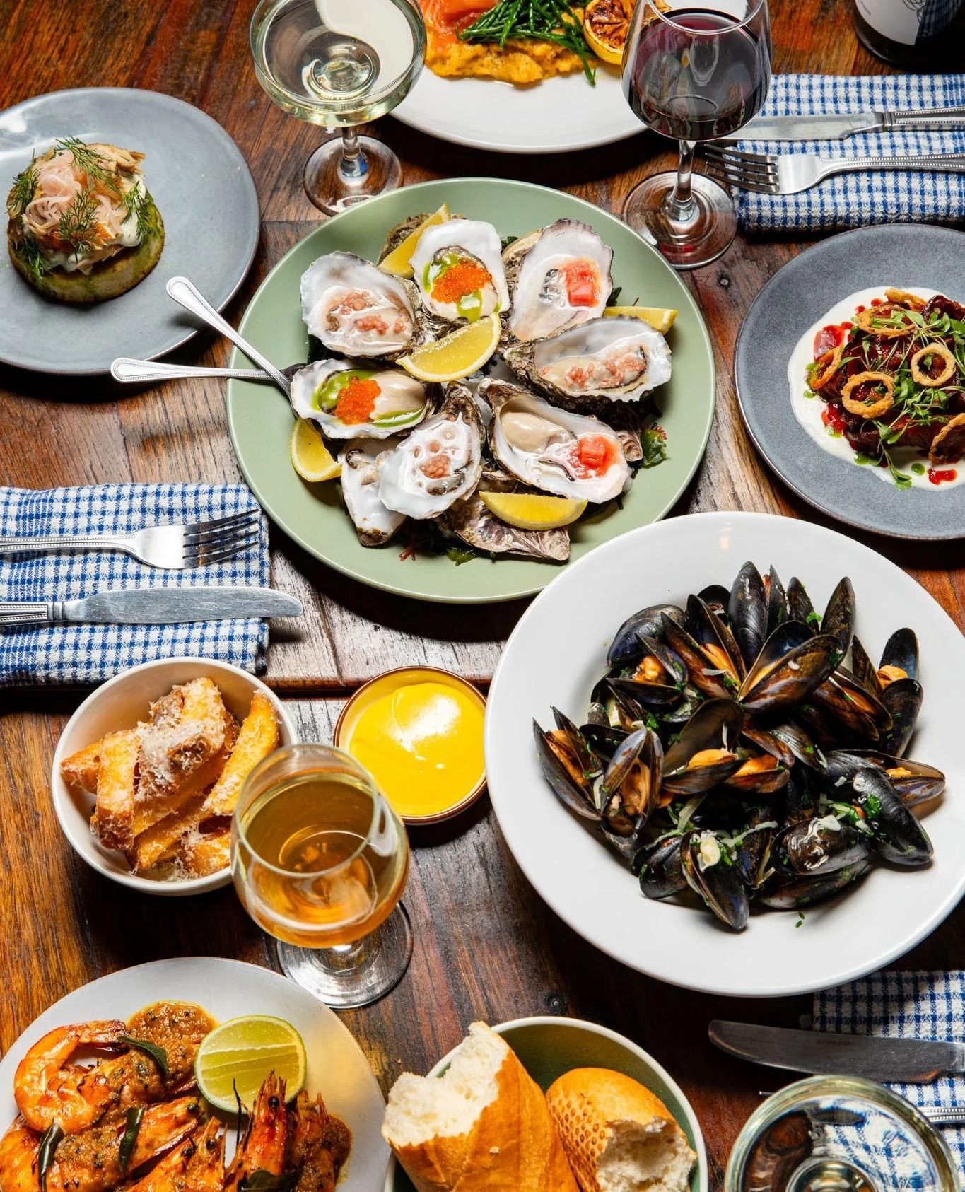 Seafood, small plates, and natural wines from the coastlines of Europe 🦪🍷 Loving this seasonal spread at @boatyardstleonards which you'll find inside of @heistmarket in St Leonards