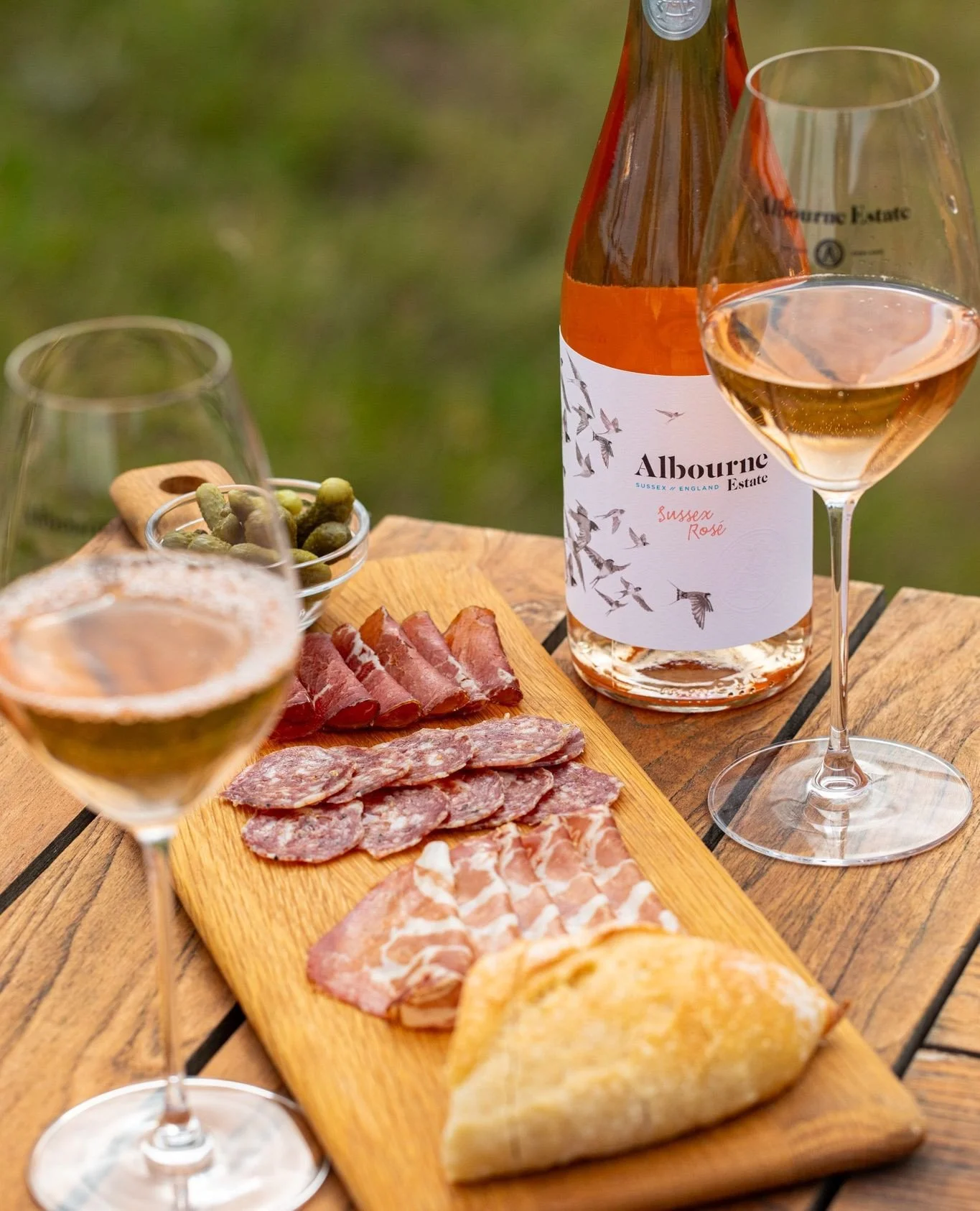 Sipping Sussex at @albourneestate 🍷 A family-owned vineyard tucked into the South Downs, where award-winning still and sparkling wines are best enjoyed with local cheeses, charcuterie, and good company. The perfect spot for a slow afternoon on the t