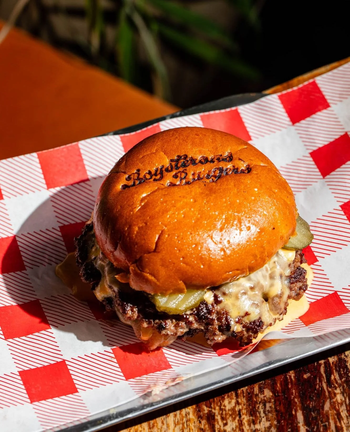 Don&rsquo;t sleep on @boysterous_burgers at The Fountain Head 🍔 Serving up bold, juicy stacks alongside oysters and indulgent sides it's pub food with serious flavour.⁠
⁠
Shot for @restaurantsbrighton and poured by @lainebrewco