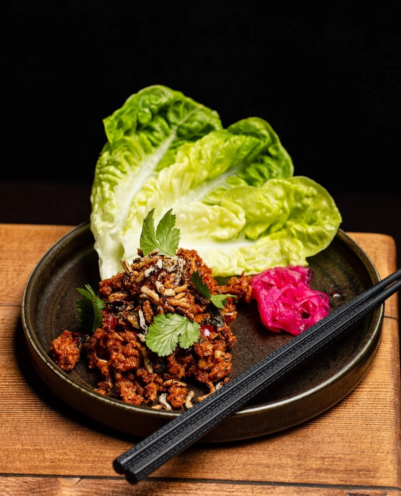 If you&rsquo;re still sleeping on the Veganuary menu at @bonsaibrighton, this is your nudge. ⁠
⁠
Vibrant &ldquo;pork&rdquo; larb with gem lettuce, northern Thai sausage and &ldquo;chicken&rdquo; yakitori skewers, all perfectly fired over the bincho g