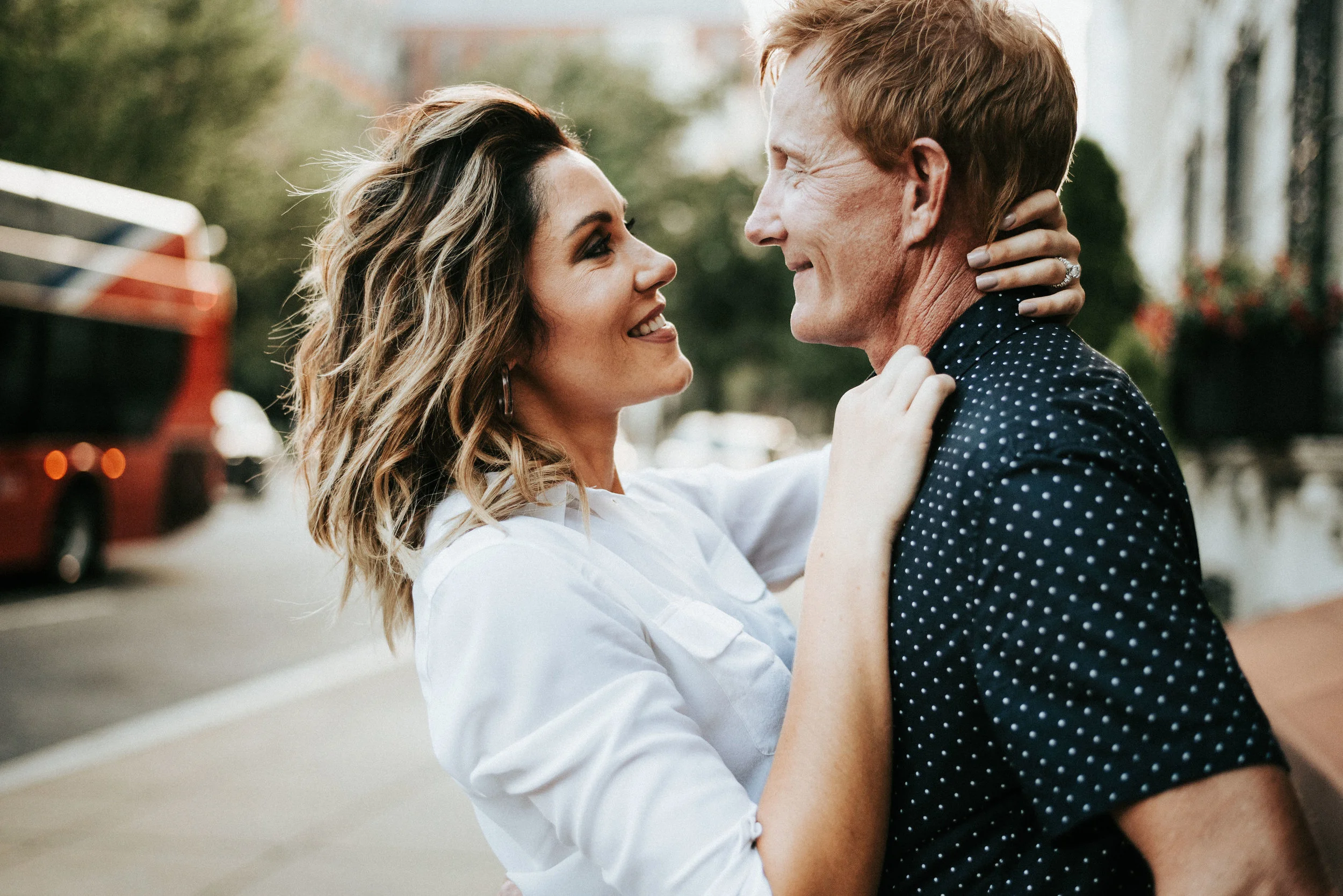 couple in love downtown DC as a bus drives by