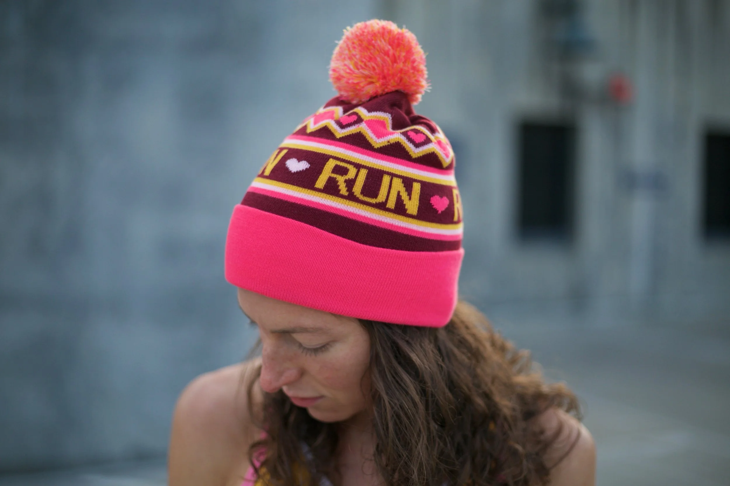 Run Pom Beanie (cranberry+neon pink 