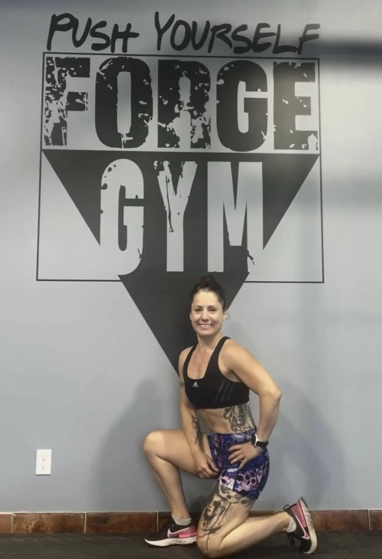 Head Coach Vickie.

L'énergie et le dépassement de soi, c'est Vickie! Passionnée par l'entraînement, elle aime motiver les membres et les encourager à repousser leurs limites. À 51 ans, elle vient elle-même de relever le défi d'une course HYROX, prou