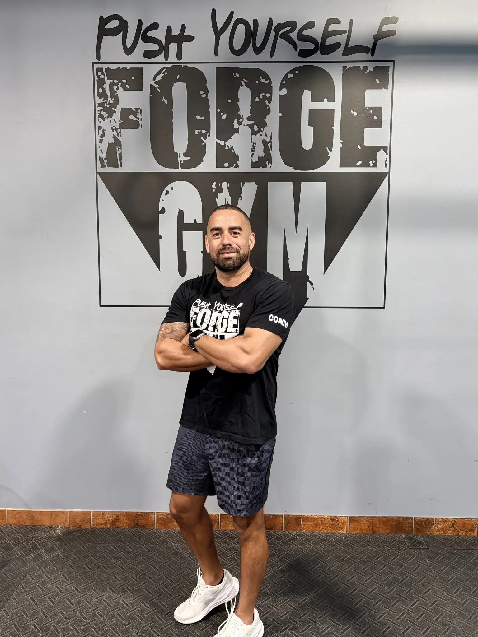 Coach Marc.

Ancien membre devenu coach, Marc est aussi un athlète HYROX. Il connaît les défis que représentent la préparation, l'endurance et le dépassement de soi. Sa passion pour l'entraînement et la compétition fait de lui un excellent allié pour