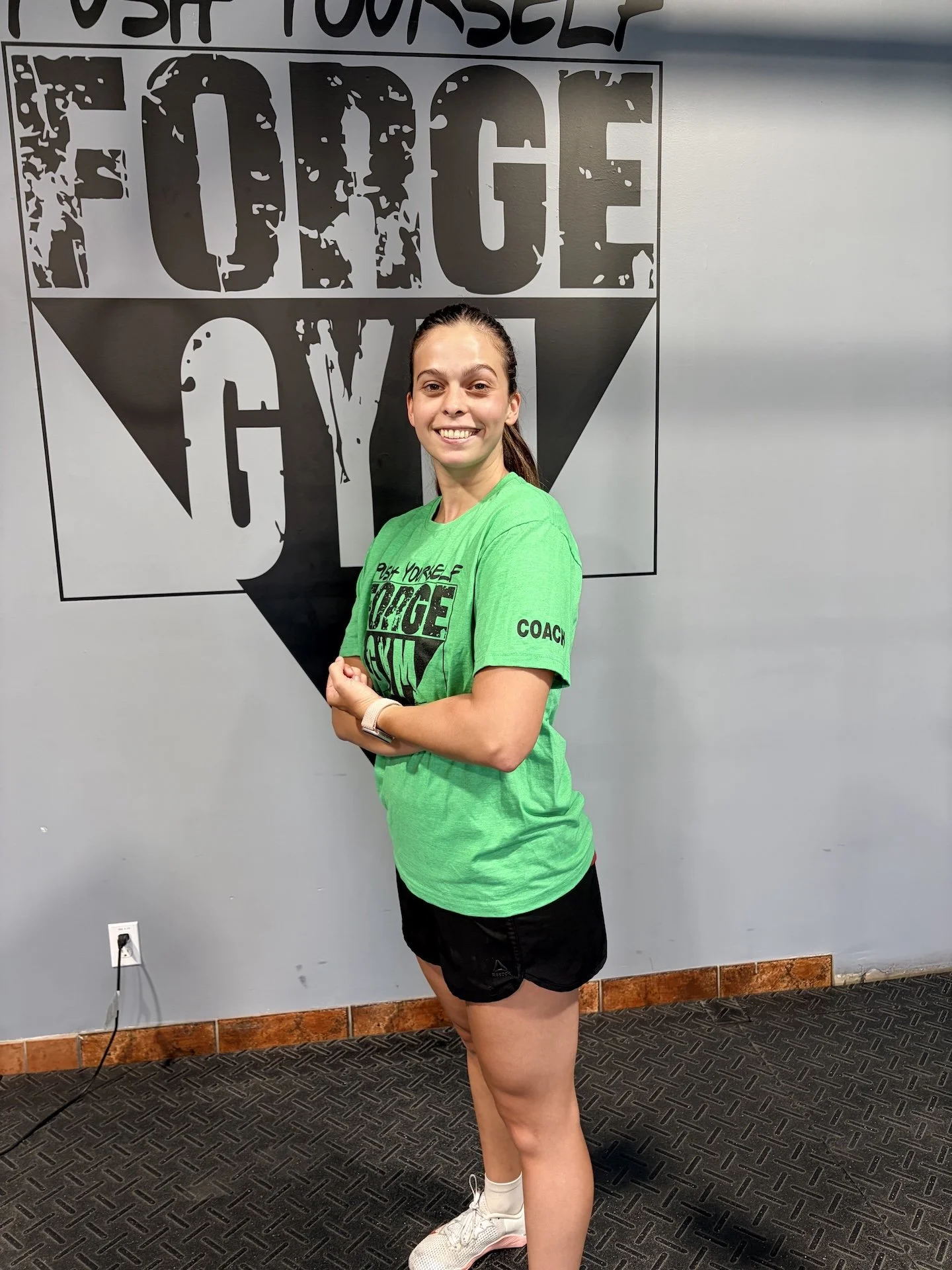 Coach Alycia.

Souriante et motivante, Alycia accompagne les membres dans leurs entraînements et les encourage à donner le meilleur d'eux-mêmes. Elle aide à rendre chaque séance dynamique et agréable, peu importe le niveau de départ.