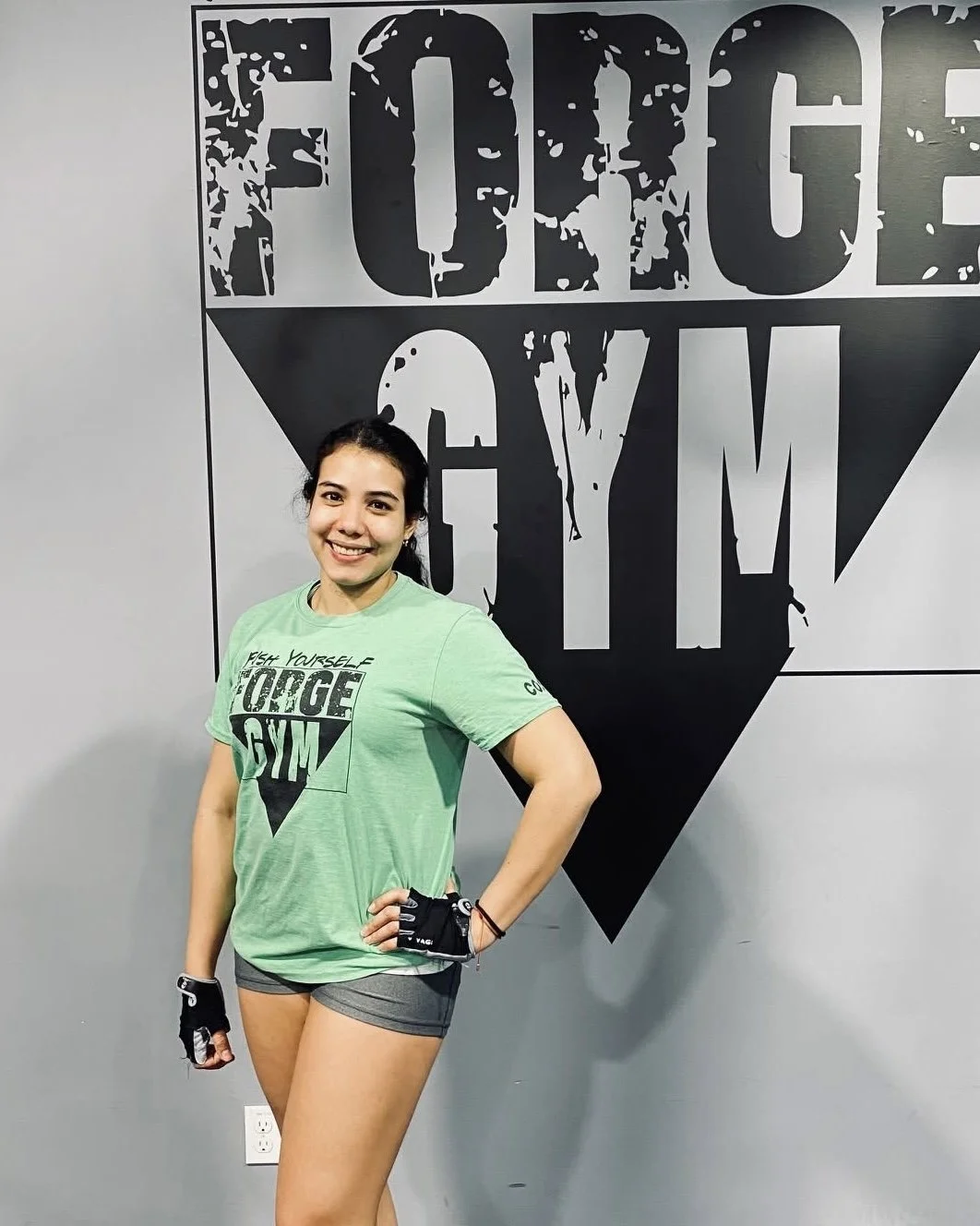 Coach Maria. 

Maria fait partie de l'équipe qui contribue à l'ambiance accueillante de Forge Gym. Comme tous nos coachs, elle a d'abord été membre avant de passer de l'autre côté pour accompagner les autres dans leur parcours d'entraînement.