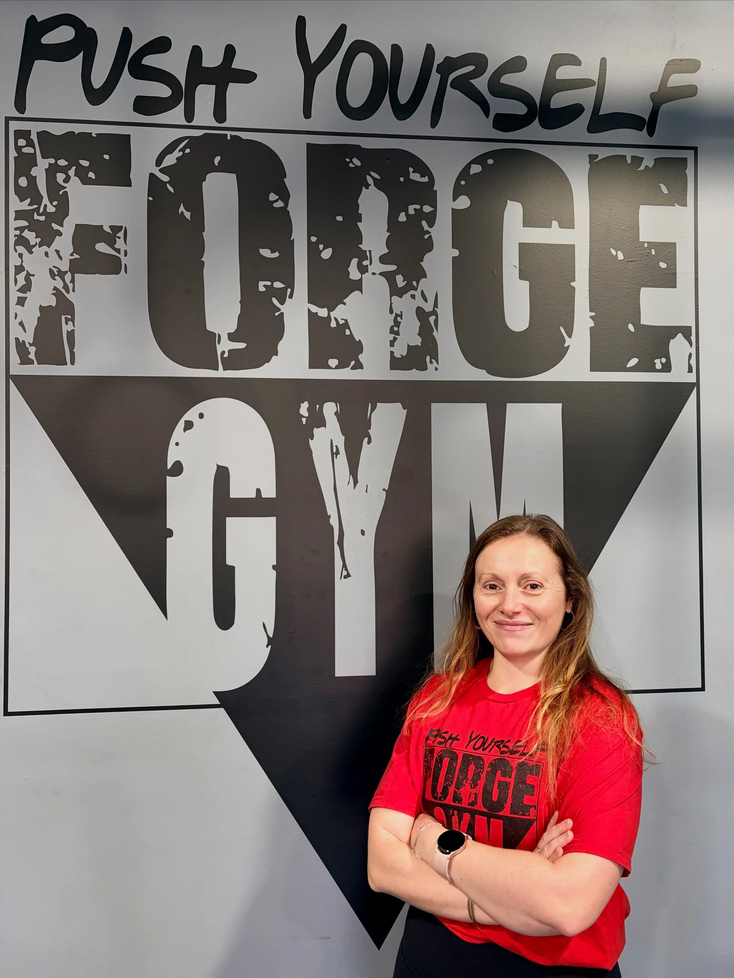 Coach Adeline.

Originaire de France, Adeline a découvert le CrossFit là-bas avant de poursuivre son parcours chez Forge Gym comme membre. Aujourd'hui coach, elle connaît l'expérience de passer de participante à entraîneuse et partage maintenant sa p