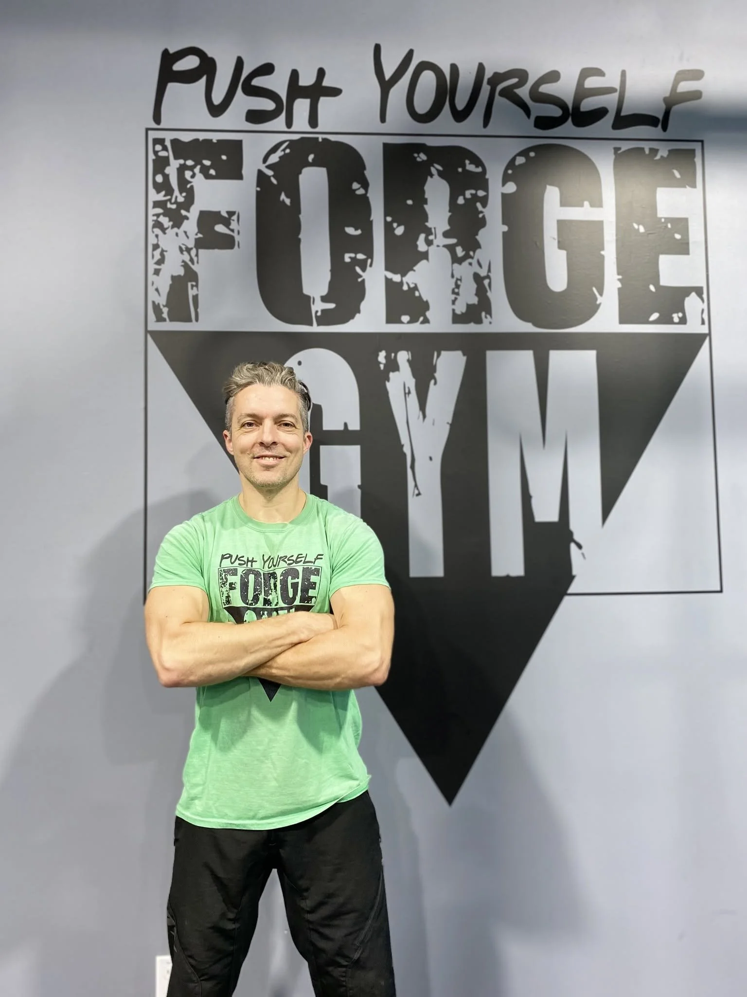 Coach Phil.

Besoin de développer tes muscles? Phil est ton homme! Sa spécialité, c'est la musculation, et il aime particulièrement travailler les bras. Si tu rêves de te bâtir des bras de Popeye, tu sais à qui parler! Avec Phil, on travaille fort et