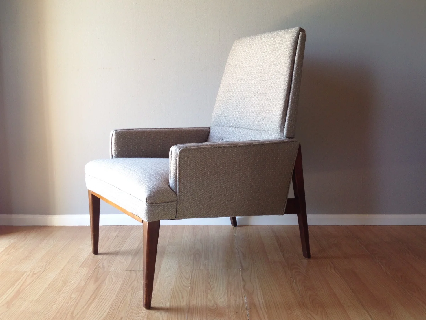 vintage mid century modern lounge chair.