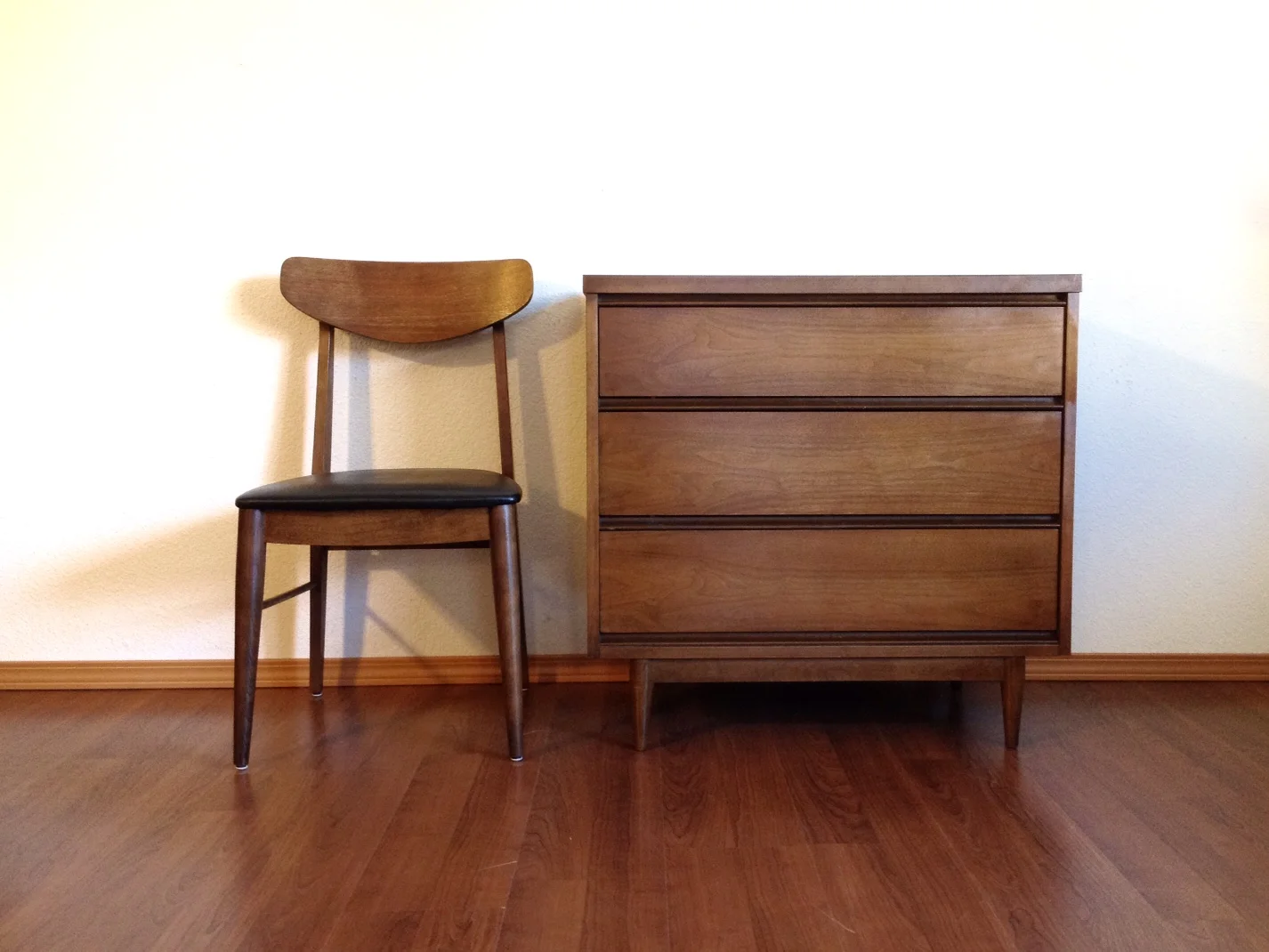 vintage mid century modern 3 drawer chest.