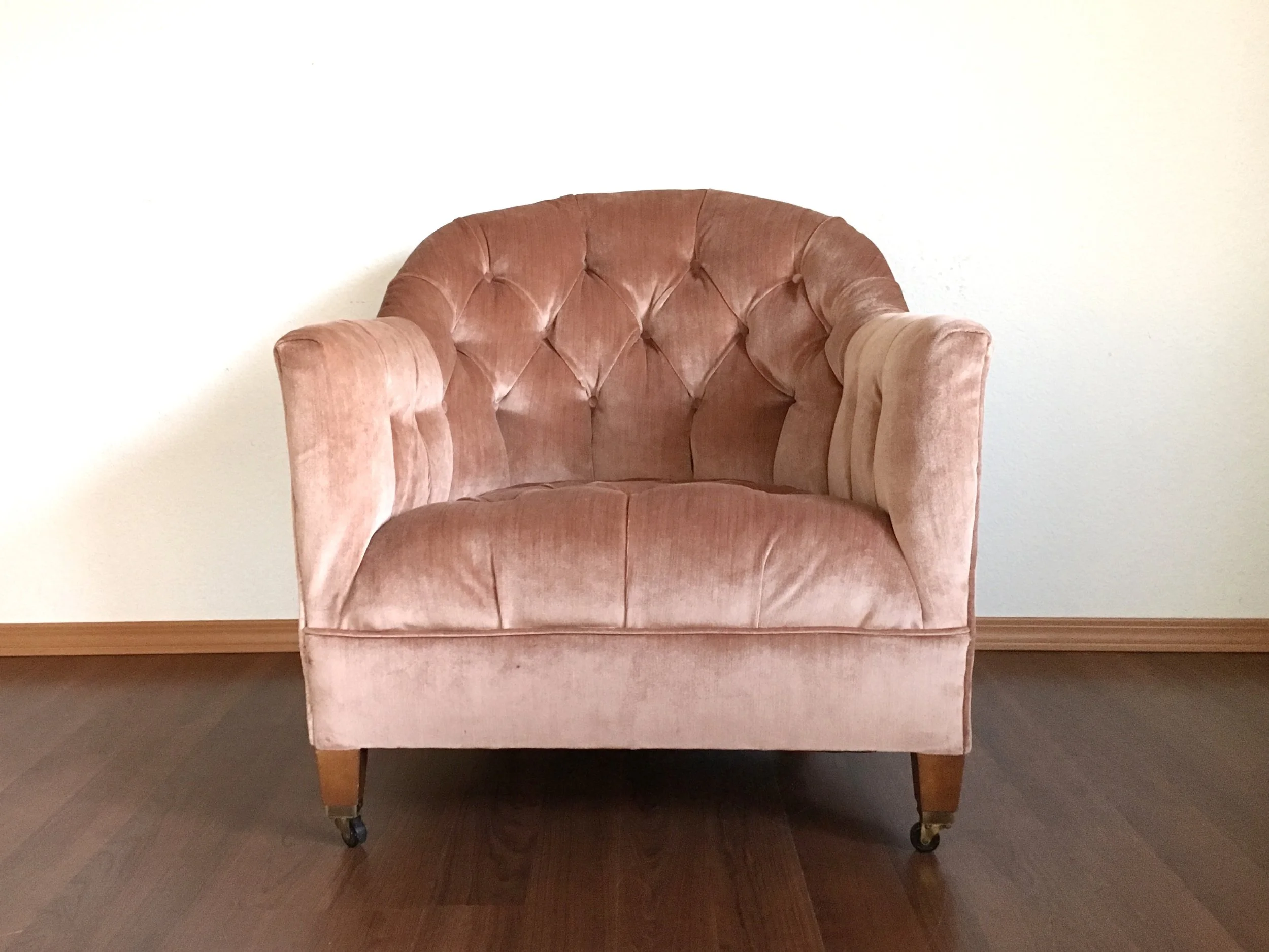 vintage pink tufted chair.