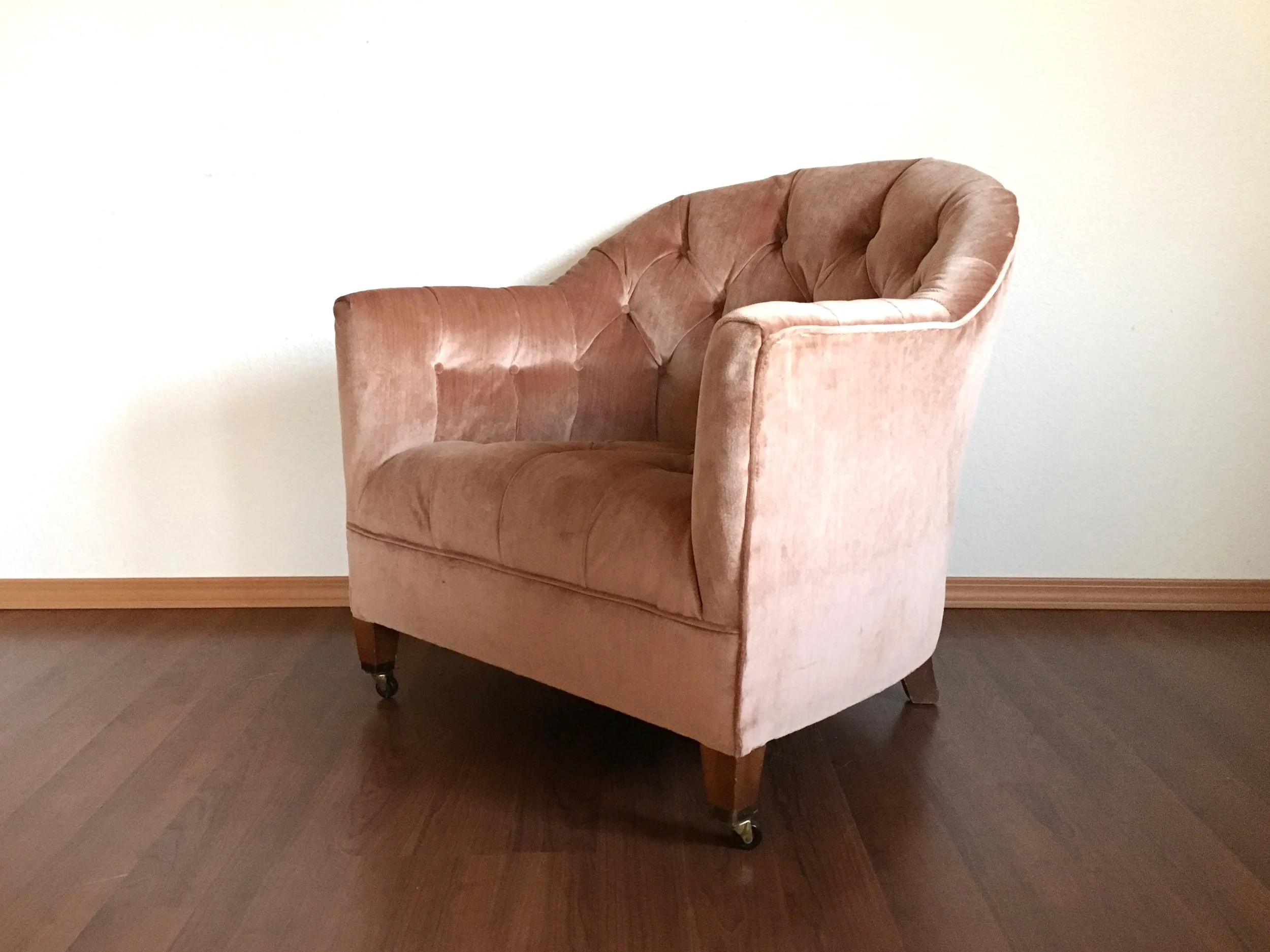 vintage pink tufted chair.
