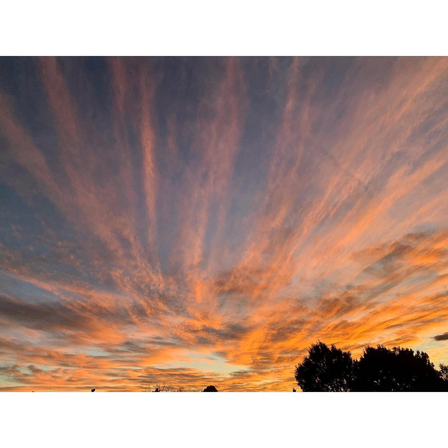 NM Winter Sunsets have been stunning lately 🙌🏻
&bull;
&bull;
&bull;#tetradesignworks #nature #sunset #inspiration 
#albuquerque #santafenm #newmexico #simplysantafe #nmtrue #getoutside 
#desertlandscape  #southwest #outdoors #naturesbeauty #hiking 