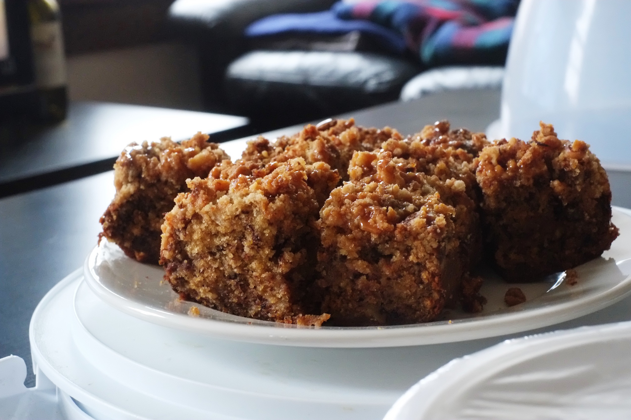 This is all the goodness of life combined into one: Fresh bananas, homemade salted caramel, walnuts, macadamia nuts all mixed to form a banana pound cake. Oh did I mention that it also has crunchy crumbs on top? 