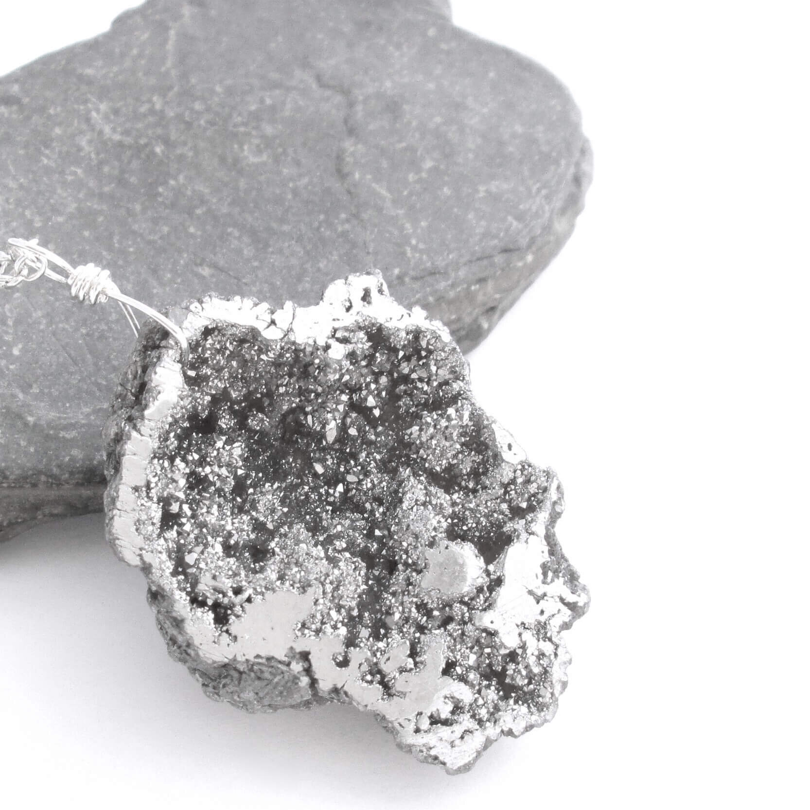 B0001991 A Pair Titanium Crystal Agate Druzy Quartz Geode Stone Earrings 