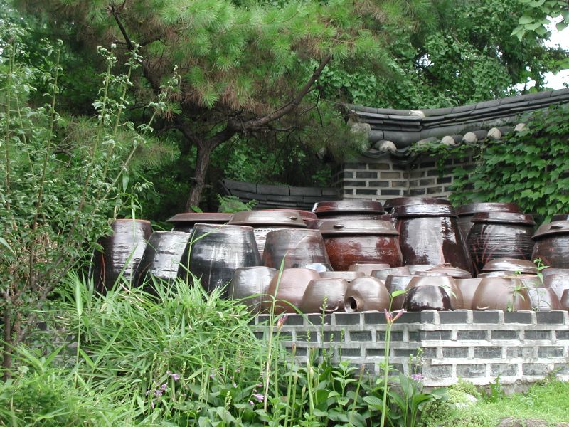 Korea-Hanok-Jars-Kimchi-01.jpg