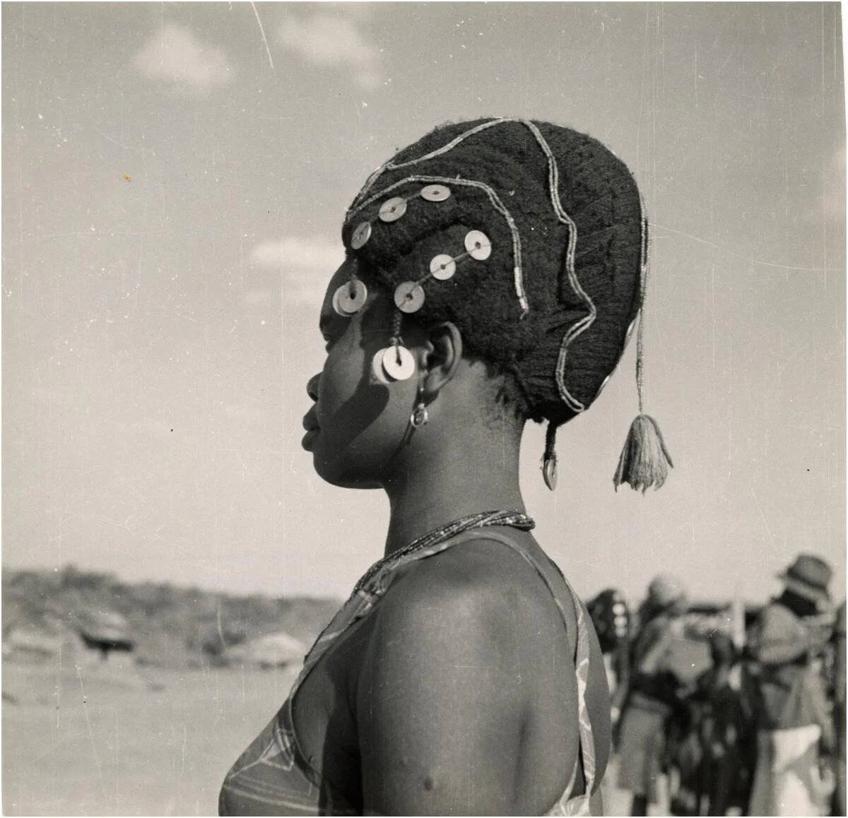 Hairstyle of a woman, in Cameroon_1950_USC.jpg