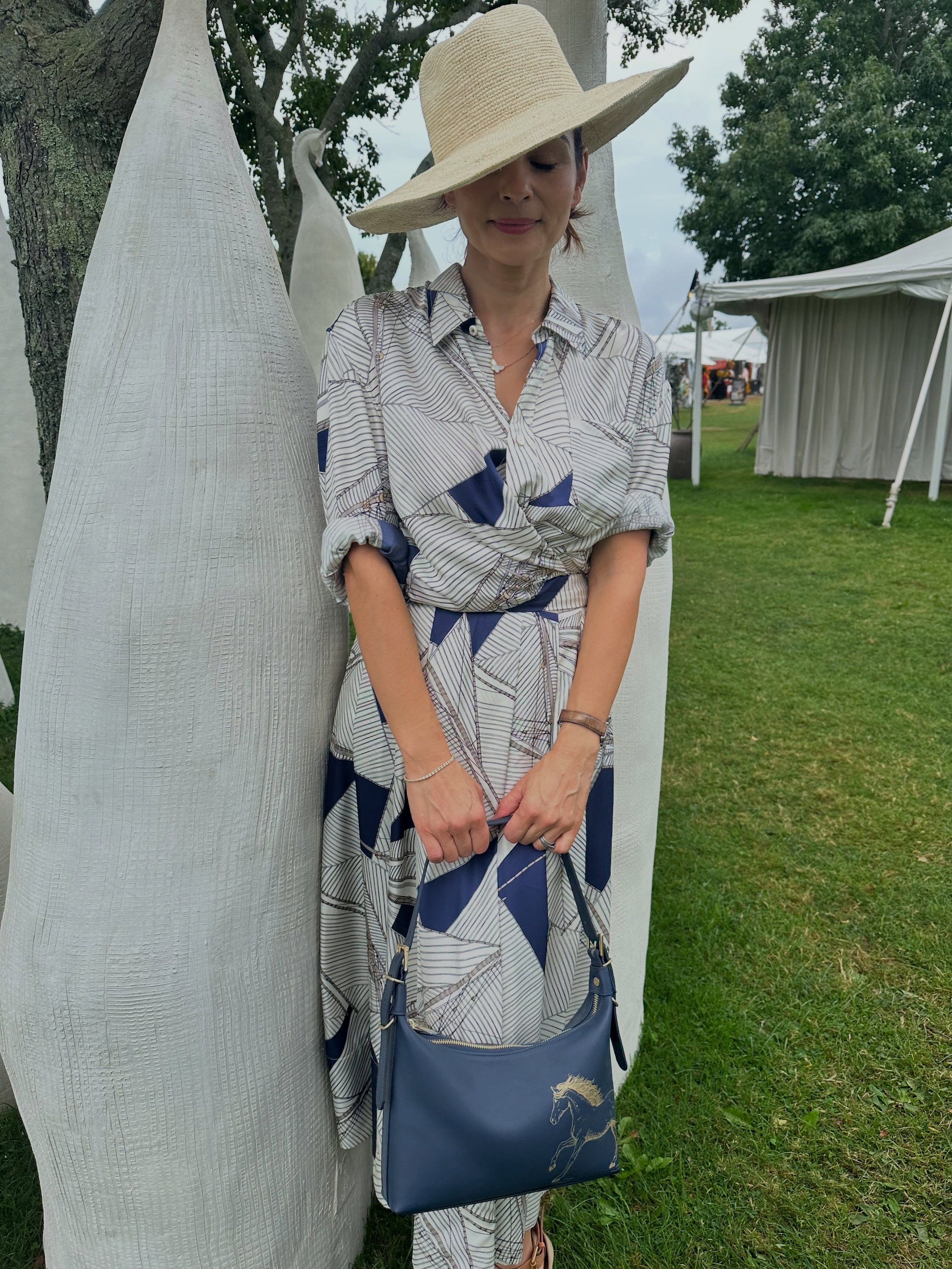 Pairing our Graceful Horse leather shoulder bag in navy blue with this to die for regatta print silk twill matching set from @thesaltingny and crocheted straw hat !  So fun  @hamptonclassic #getsalted #supportsmall #hamptonsfashion #labordaylooks