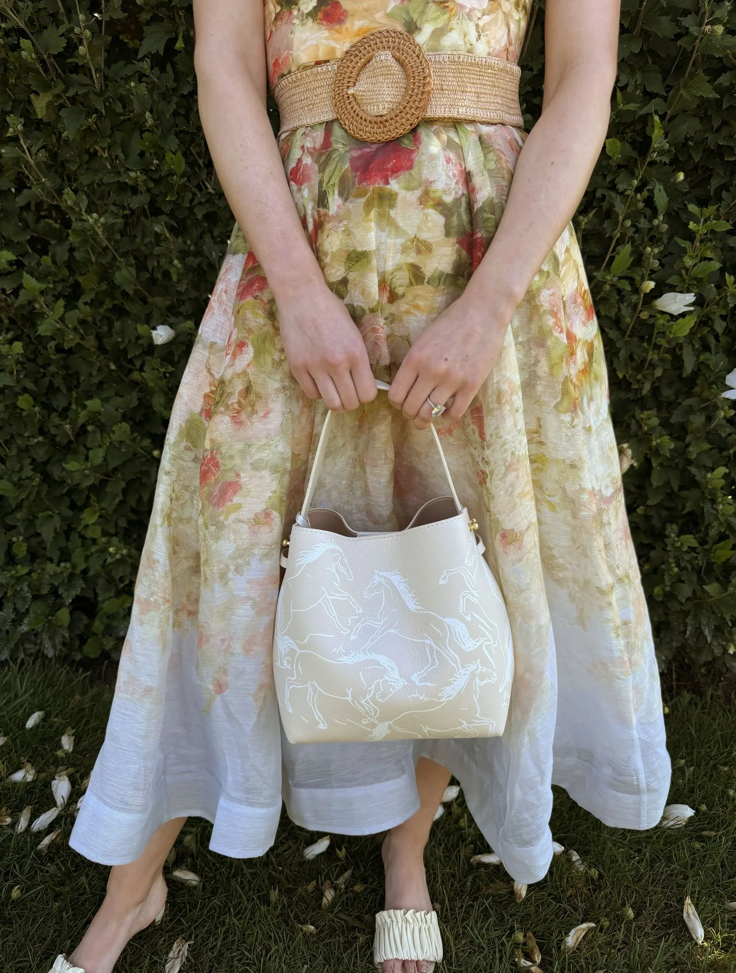 Selena_CreamLeather_horse_bucketBagW.jpg