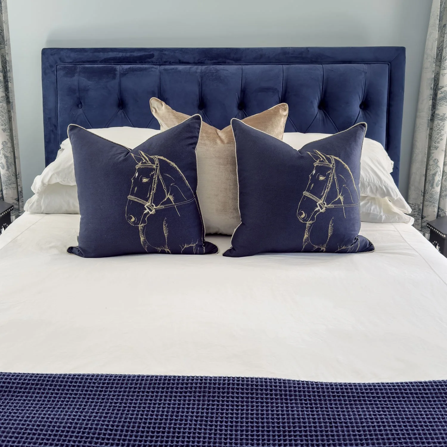 HunterHorsePillows_bedscape_blueandwhitebedroom, country style, equestrian chic, riding, polo