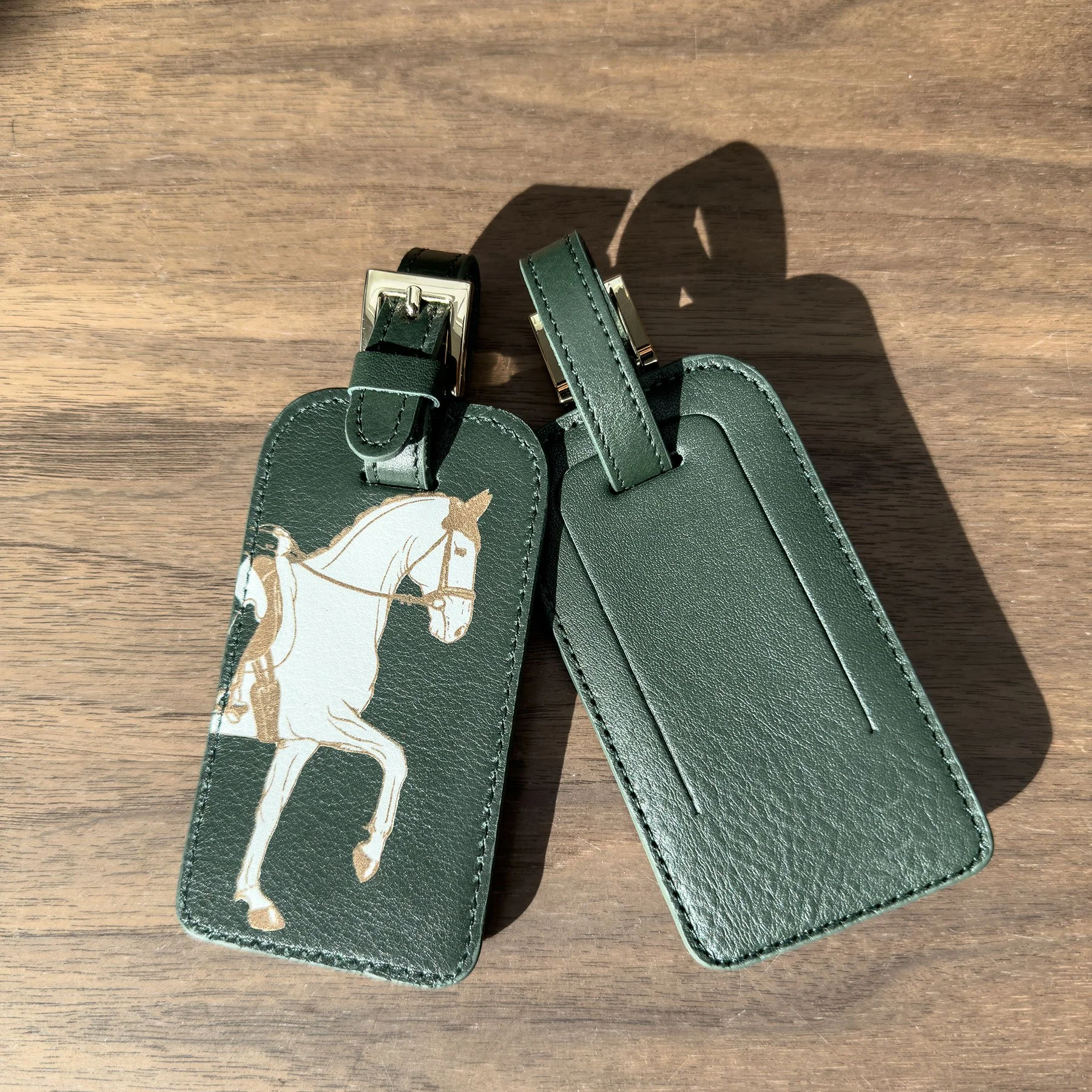wStyleEquestrianMarchingHorsesGreenLeatherLuggageTagsSet.jpg