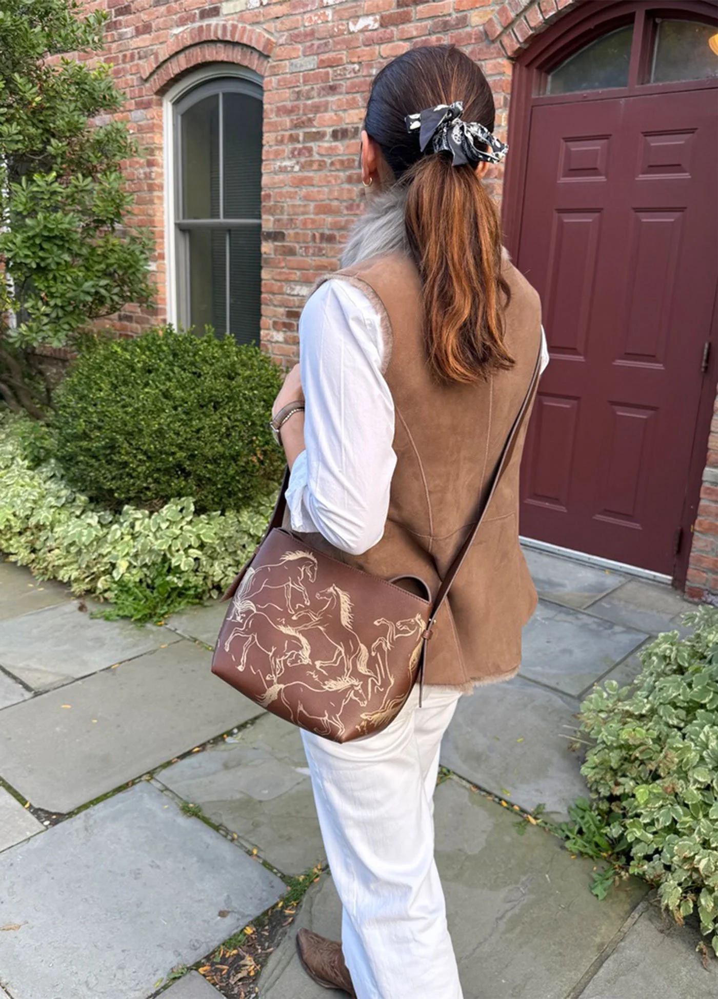SelenaHorses_chocolatebrown_leather_bucketbag_walking.jpg