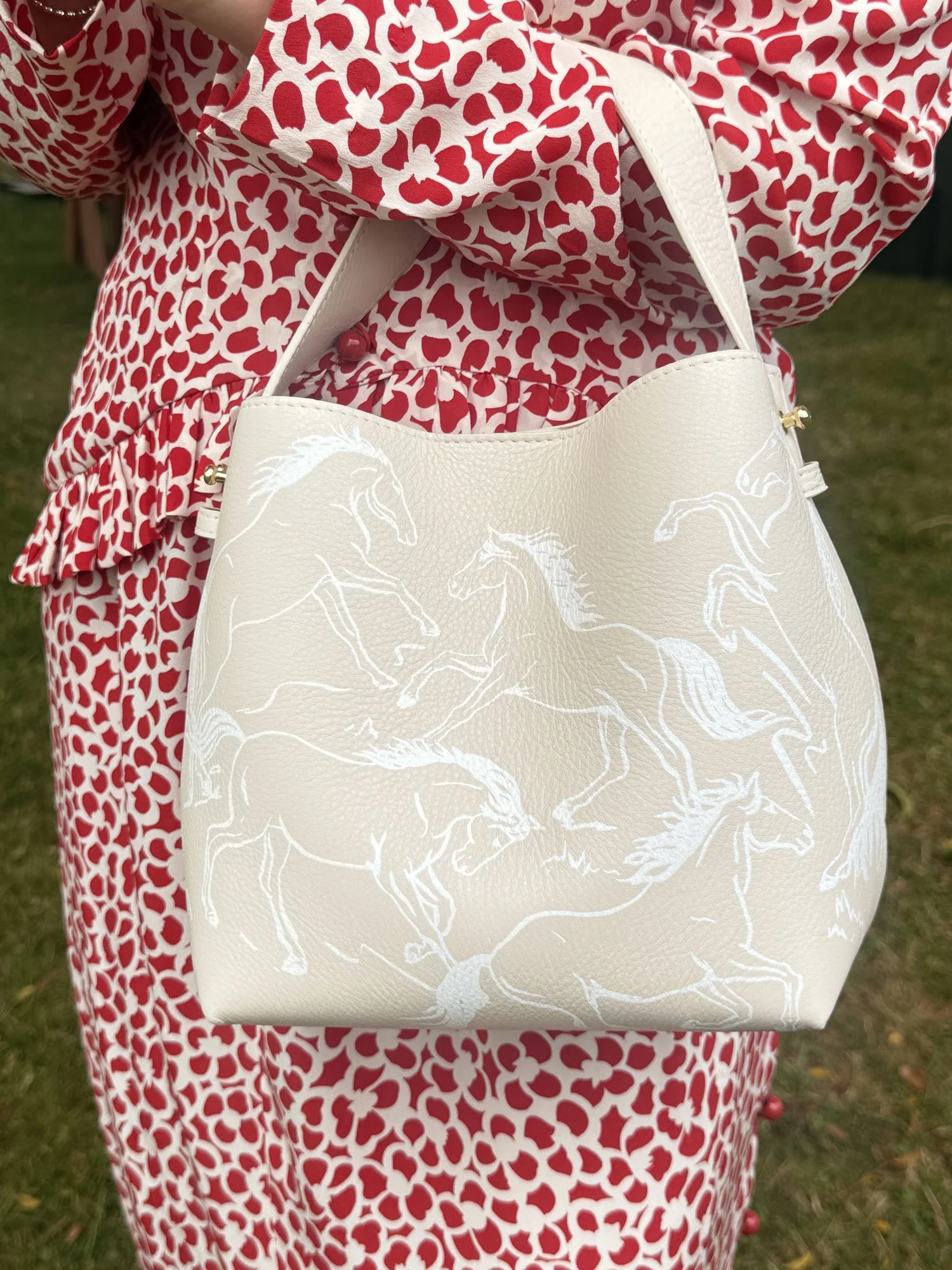 Selena_Cream_BucketBag_Equestrian_Style.jpg