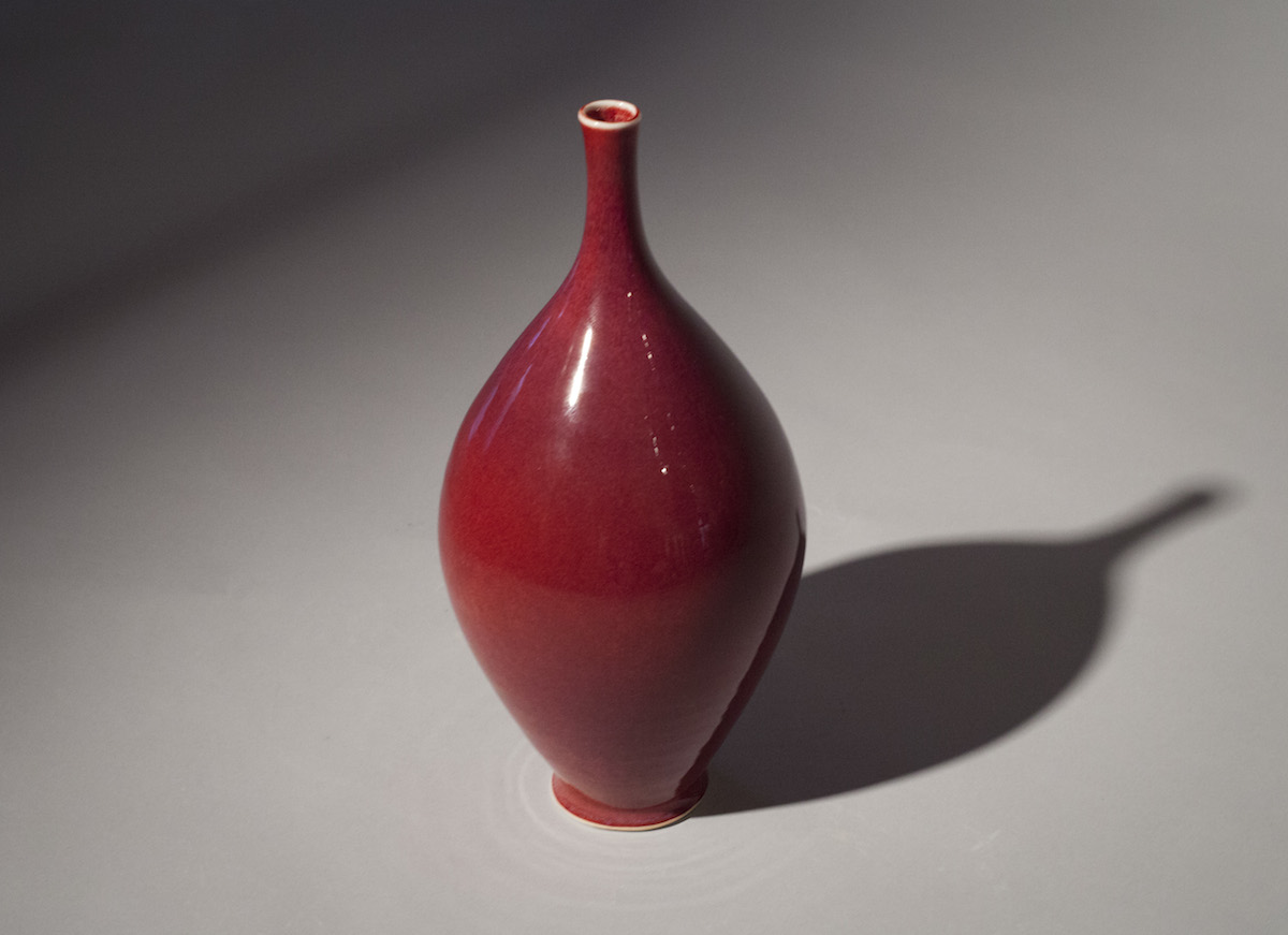 https://images.squarespace-cdn.com/content/v1/53e678c1e4b00effbcfa8bf4/1435953298420-D49IFC8V5P4Z20CO8AL8/Tom+Coleman+Red+Tall+Bottle+porcelain+ceramic+vessel+functional+pottery+Sherrie+Gallerie