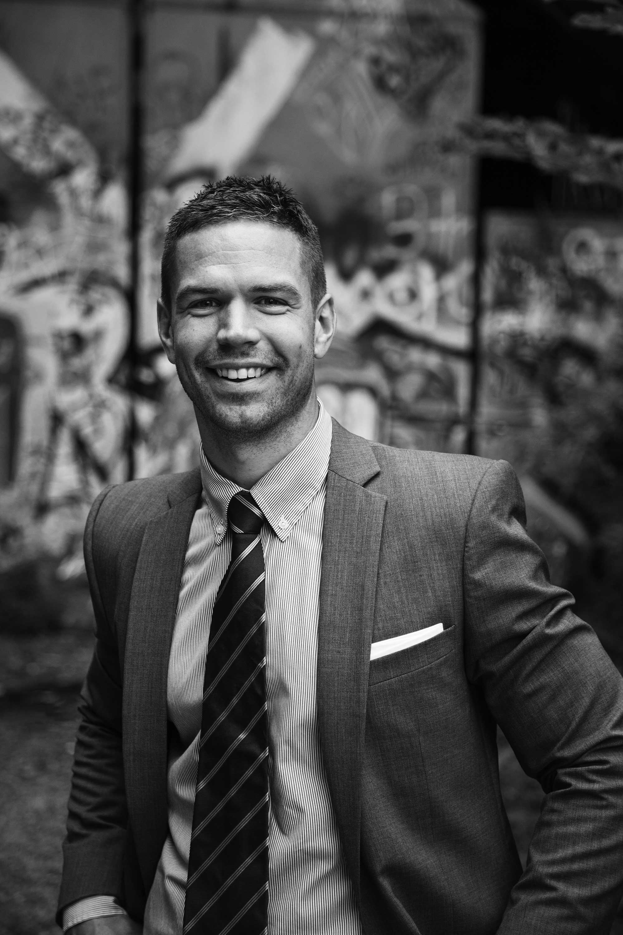 Peter Björk är VD på Techster. Med en bakgrund som elitidrottare bär Peter Björk med sig vanan av att arbeta hårt för sina mål in i Techster: – Jag har alltid drivits av drömmar, dels att bli idrottsproffs men jag visste tidigt att jag också ville driva ett bolag. Från min bakgrund har jag tagit med mig en tro på att det krävs ett genuint och hårt arbete för att göra våra kunder nöjda. Det är en gemensam syn som alla vi som arbetar på Techster delar. Förutom idrottsvärlden har Peter Björk också en bakgrund inom IT. Det ledde till insikten om att något sakandes på marknaden och det är den rollen Techster fyller: – Techster är unikt genom vårt sätt att vara lyhörda för kundens affär och genom vårt sätt att anamma ny teknik. Vi hjälper våra kunder att filtrerar bort det som inte är relevant och vi introducerar dem för de lösningar som är relevanta.