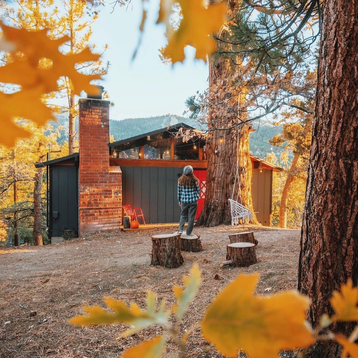 Check out this wonderful cabin in @bigbearlakecalifornia! Have you visited the mountains laity? No where I&rsquo;d rather be! 

This cabin is @treehauschalet! Check out the page and show some love! 

#CabinLife #RusticRetreat #AmericanCabins #LogCabi