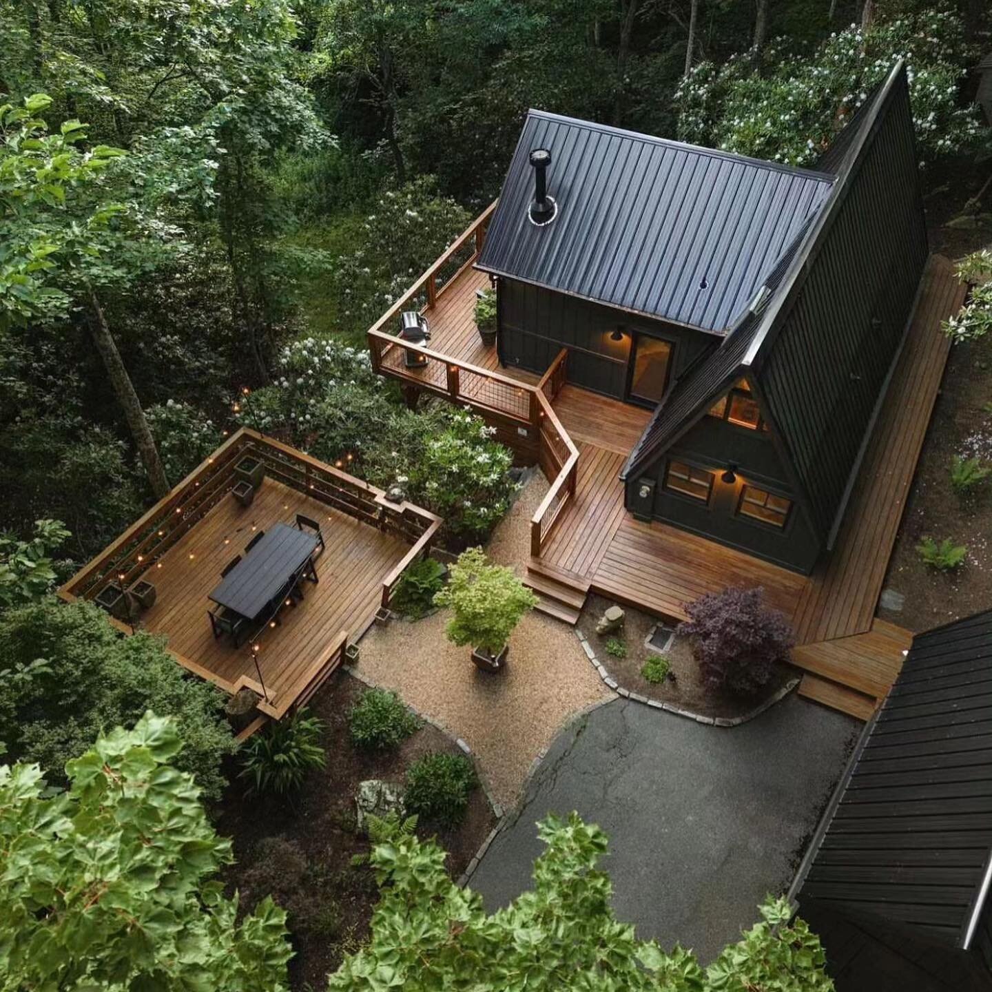 Fantastic cabin posted by @ethanabitz! I love the exterior layout and that bright interior is just👌🏼👌🏼

#CabinLife #RusticRetreat #AmericanCabins #LogCabinLiving #CabinGoals #WoodlandEscape #CozyCabin #CabinintheWoods #MountainGetaway #NatureLove